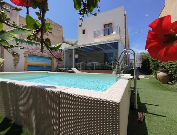 bed-and-breakfast-ricordi-siciliani-sanvitolocapo-tuin-zwembad.jpg