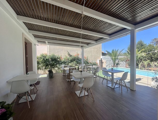 bed-and-breakfast-ricordi-siciliani-sanvitolocapo-veranda-ontbijttafels-overzicht.jpg