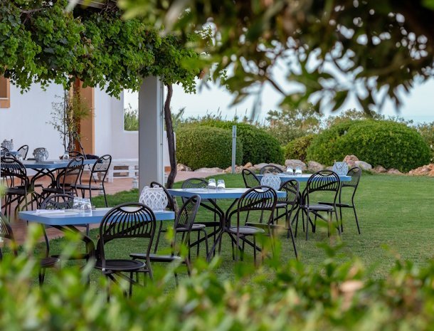 tenute-plaia-scopello-sicilie-terras-tuin.jpg