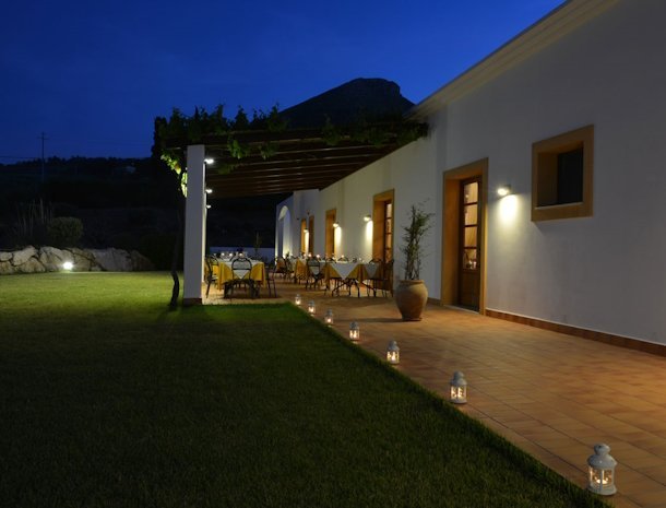 tenute-plaia-scopello-sicilie-terras-avond.jpg