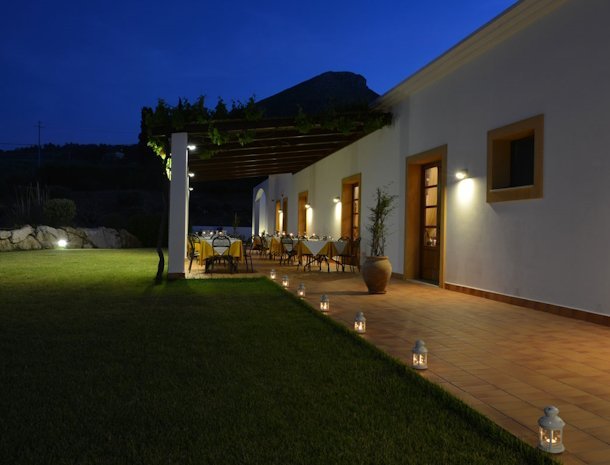 tenute-plaia-scopello-sicilie-terras-avond.jpg