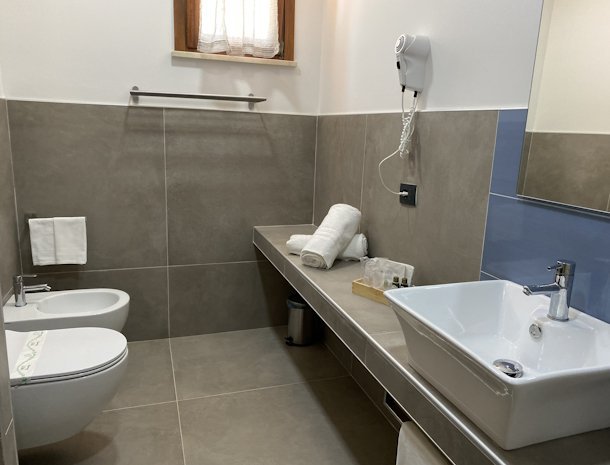 tenute-plaia-scopello-sicilie-badkamer-fohn.jpg