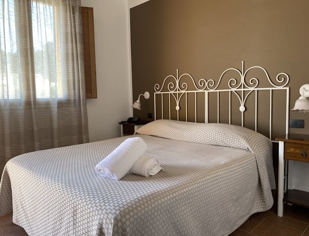 tenute-plaia-scopello-sicilie-slaapkamer-bed.jpg