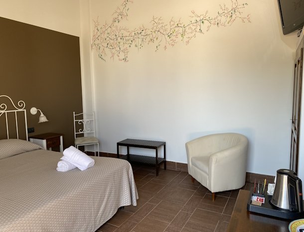 tenute-plaia-scopello-sicilie-slaapkamer-stoel.jpg