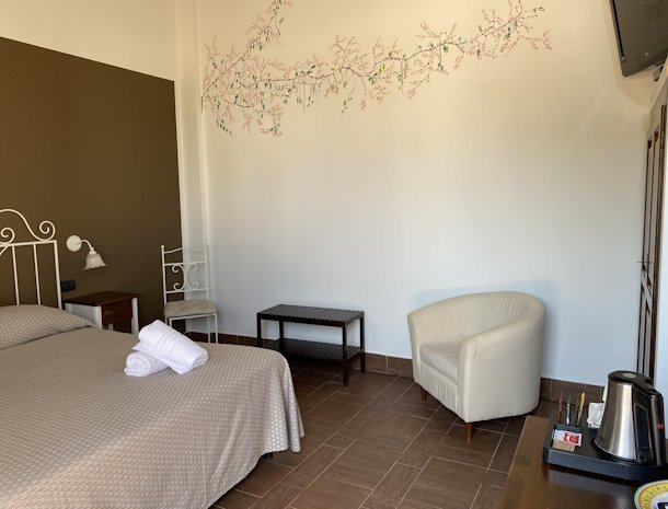 tenute-plaia-scopello-sicilie-slaapkamer-stoel.jpg