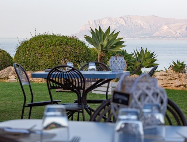 tenute-plaia-scopello-sicilie-uitzicht-vanaf-terras.jpg