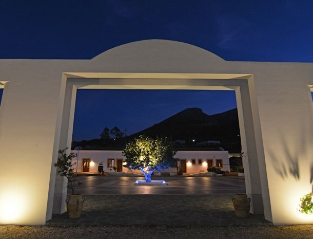 tenute-plaia-scopello-sicilie-johannesbroodboom-avond.jpg