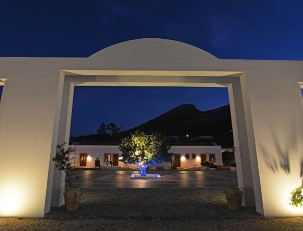 tenute-plaia-scopello-sicilie-johannesbroodboom-avond.jpg