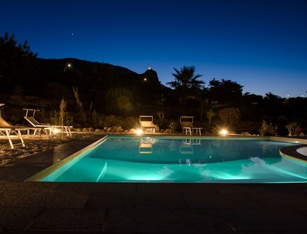 tenute-plaia-scopello-sicilie-zwembad-avond.jpg