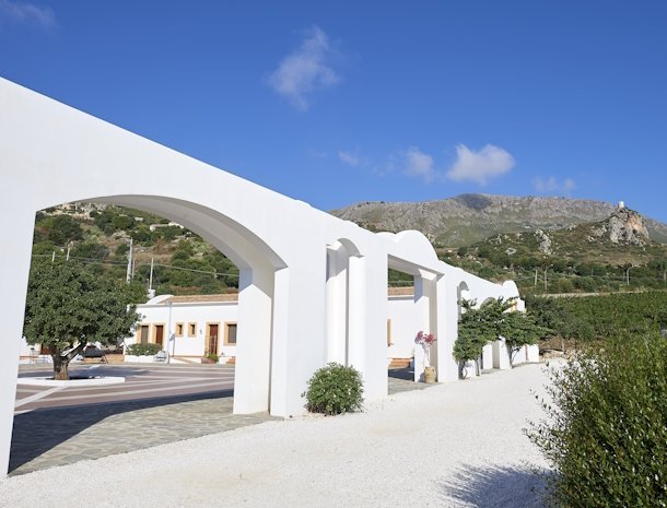 tenute-plaia-scopello-sicilie-poorten-torre-bennistra.jpg