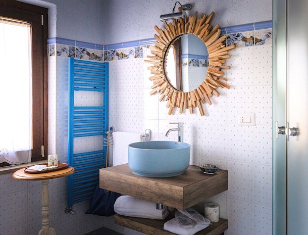 bed-and-breakfast-garden-cactus-agrigento-badkamer-blauw.jpg