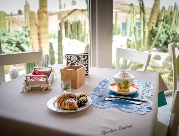 bed-and-breakfast-garden-cactus-agrigento-ontbijttafel.jpg