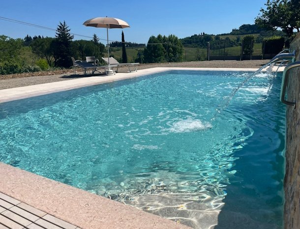 tenuta-sovestro-san-gimignano-zwembad-ligstoeln.jpg