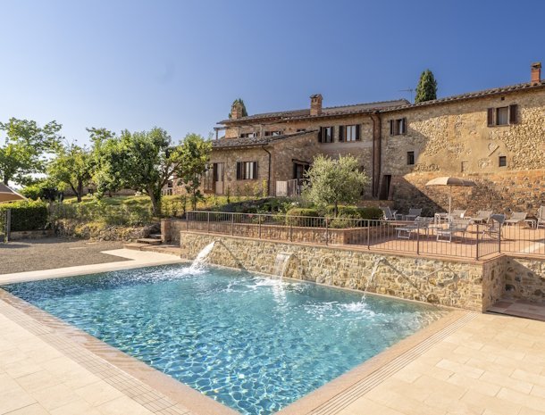 tenuta-sovestro-san-gimignano-zwembad-terras.jpg