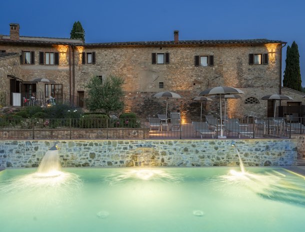 tenuta-sovestro-san-gimignano-zwembad-avond.jpg