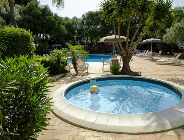 case-di-latomie-castelvetrano-sicilie-kinderbad-tuin.jpg