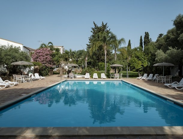 case-di-latomie-castelvetrano-sicilie-zwembad-tuin.jpg