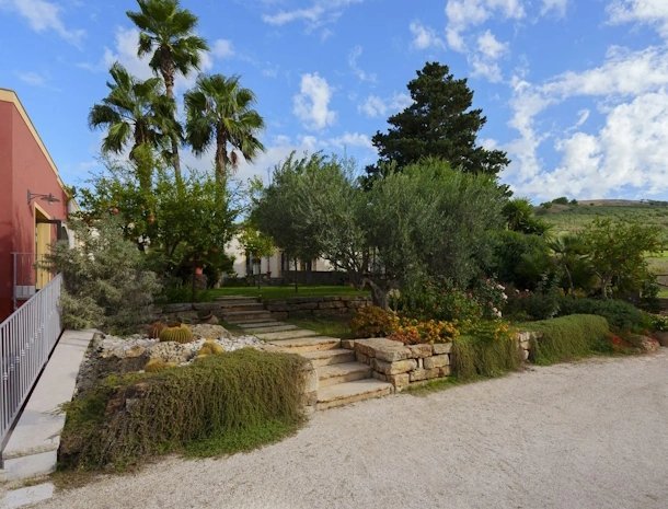 agriturismo-don-carlo-erice-sicilie-ingang-tuin.jpg
