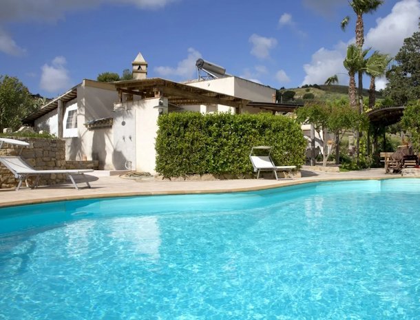 agriturismo-don-carlo-erice-sicilie-zwembad-huis.jpg