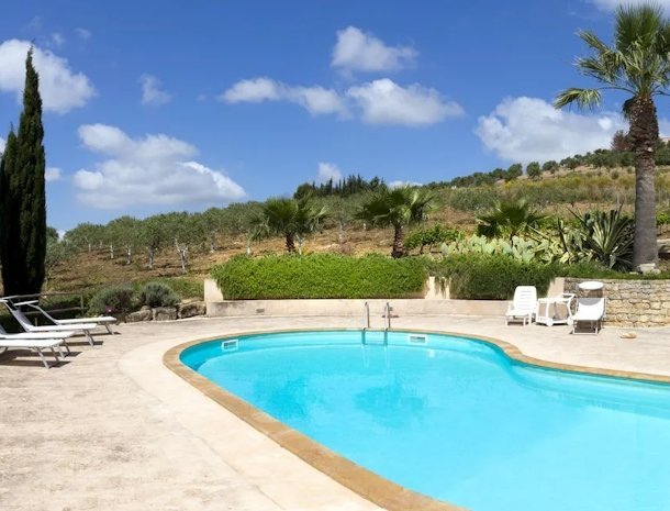 agriturismo-don-carlo-erice-sicilie-zwembad-omgeving.jpg