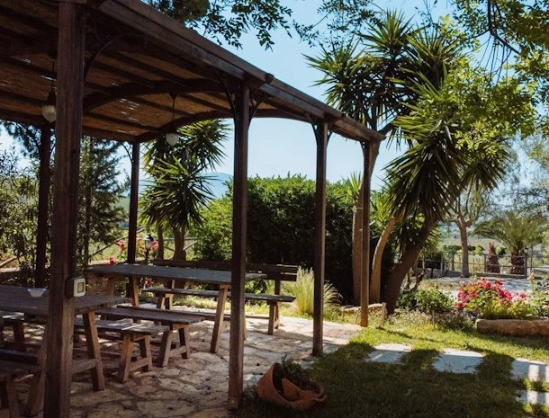 agriturismo-don-carlo-erice-sicilie-tuin-picknicktafels.jpg
