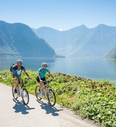 fietsen-oostenrijk_e-biken-am-hallstaettersee_oberoesterreich-tourismus-gmbh_ralf-hochhauser.jpg