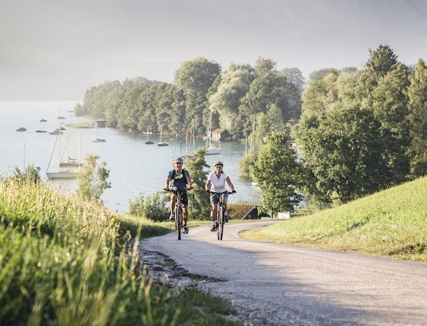 fietsen_attersee-paar_oberoesterreichtourismusgmbhmoritzablinger.jpg