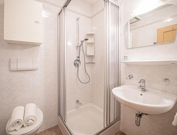 gasthof-stern-tiso-val-di-funes-badkamer-standaard.jpg