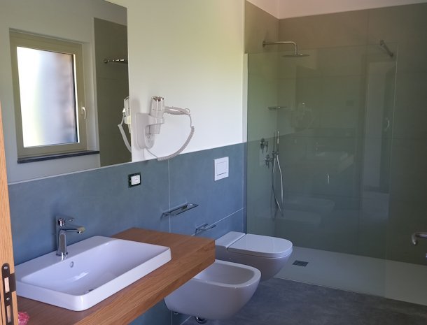 agriturismo-lumia-resort-oost-sicilië-badkamer-douche.jpg