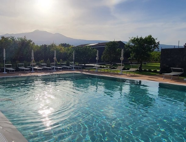 agriturismo-lumia-resort-oost-sicilië-zwembad-etna-zonsondergang.jpg