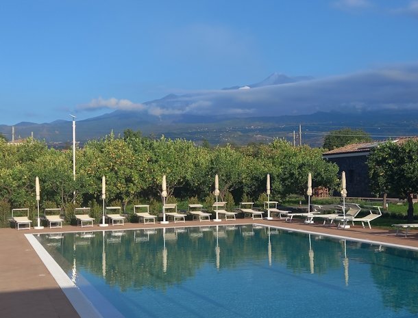 agriturismo-lumia-resort-oost-sicilië-zwembad-etna-uitzicht.jpg