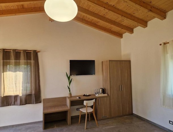 agriturismo-lumia-resort-oost-sicilië-slaapkamer-bureau.jpg