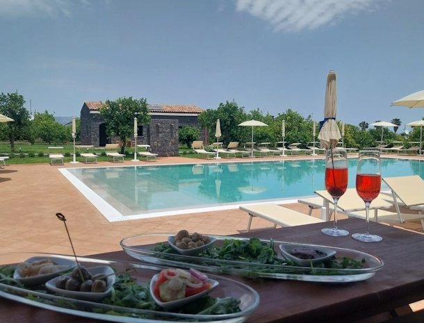 agriturismo-lumia-resort-oost-sicilië-zwembad-aperitivo.jpg