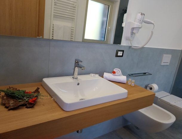 agriturismo-lumia-resort-oost-sicilië-badkamer.jpg