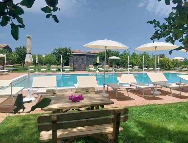 agriturismo-lumia-resort-oost-sicilië-zwembad-ligstoelen.jpg