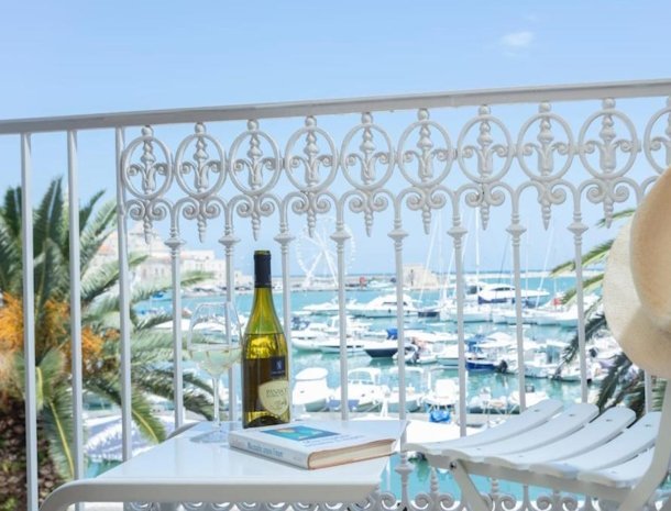 dimore-marinare-trani-balkon-wijn.jpg