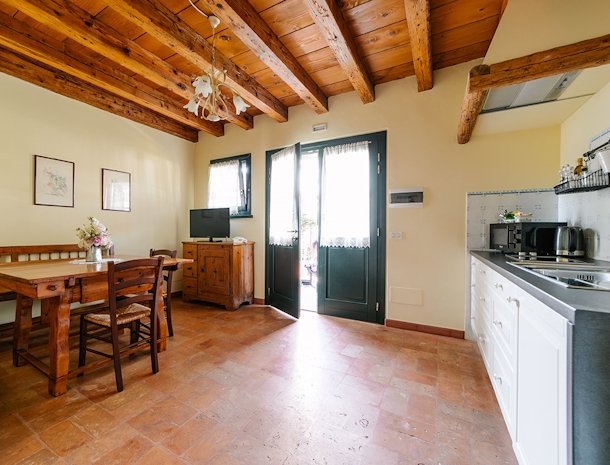 Albafiorita-agriturismo-latisana-friuli-appartement-keuken.jpg