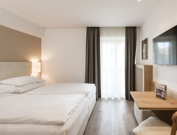 bed-and-breakfast-villa-angelino-ortisei-trentino-comfort-slaapkamer.jpg