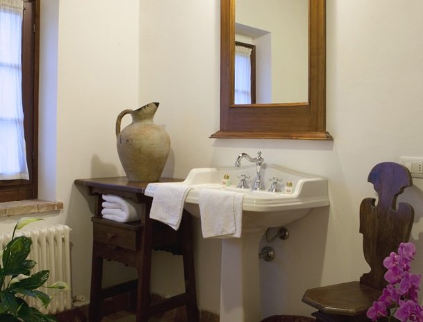 agriturismo-divin-amore-marche-badkamer.jpg