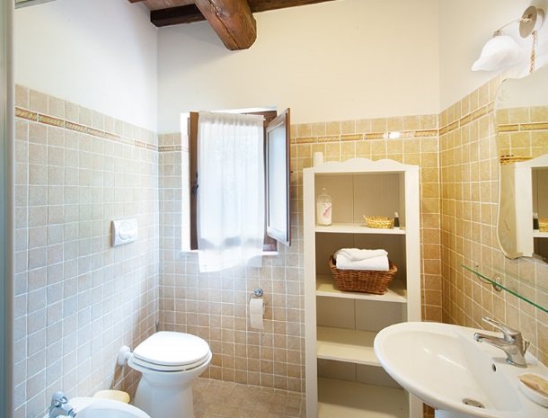 agriturismo gatto giallo montegabbione badkamer.jpg