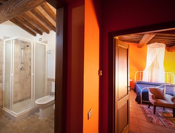 agriturismo gatto giallo montegabbione badkamer suite oranje.jpg