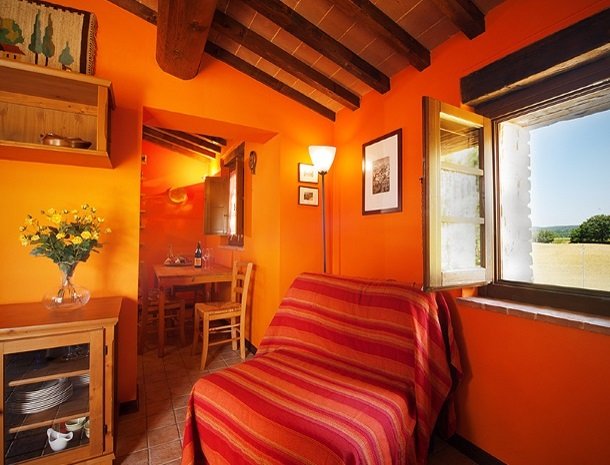 agriturismo gatto giallo montegabbione woonkamer suite oranje.jpg
