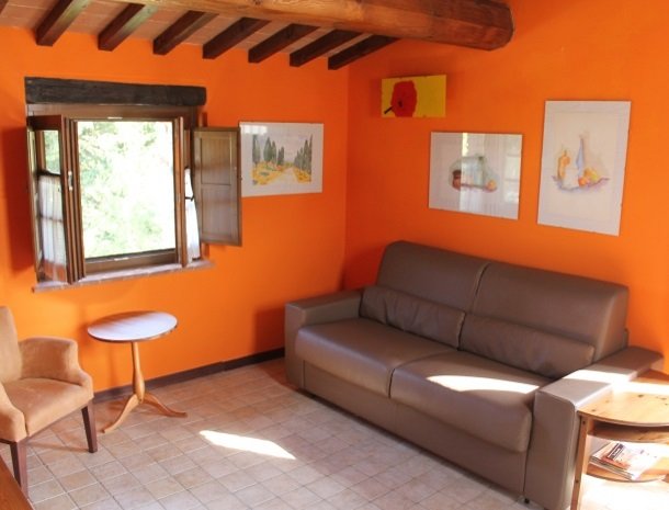 agriturismo gatto giallo montegabbione woonkamer.jpg
