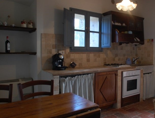 podere-alberese-asciano-toscane-keuken-appartement.jpg