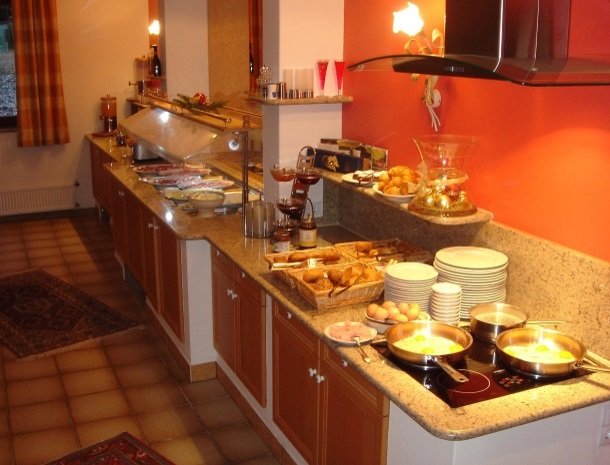 hotel-karntnerhof-presseggersee-ontbijtbuffet.jpg