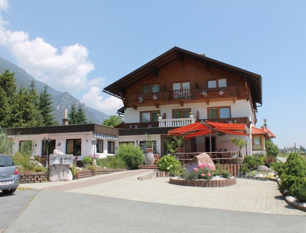 hotel-karntnerhof- presseggersee-voorkant.jpg