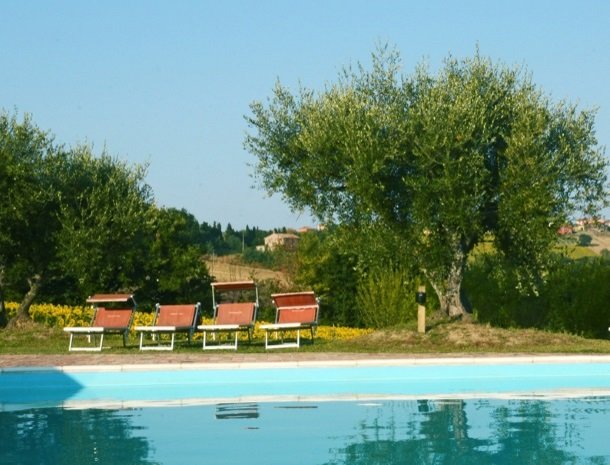 agriturismo-divin-amore-marche-ligstoel-zwembad.jpg