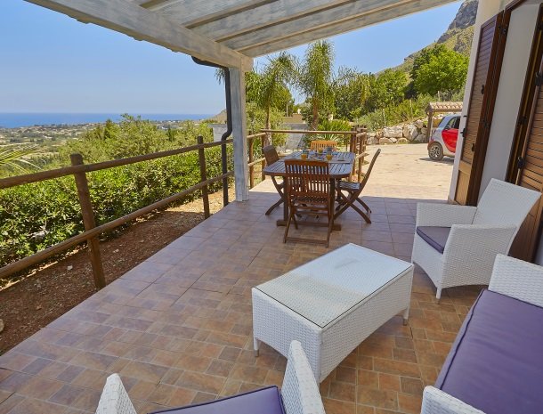 villa celeste sicilie terras uitzicht.jpg