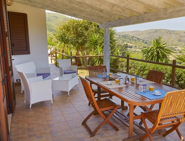 villa celeste sicilie terras.jpg