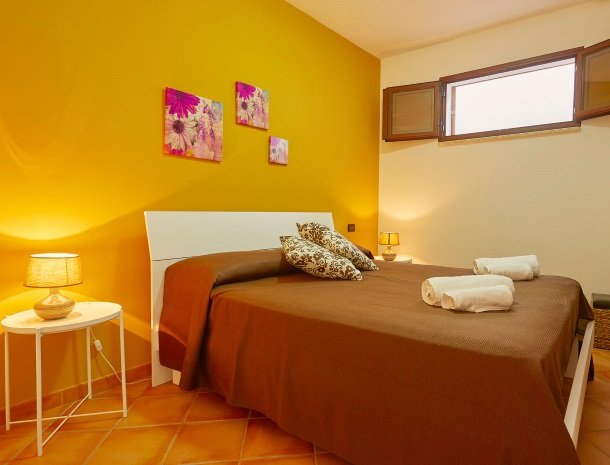 villa olimpia sicilie slaapkamer bed.jpg